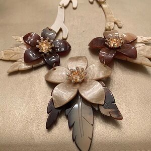 Triple flowers necklace with crystals in middle
